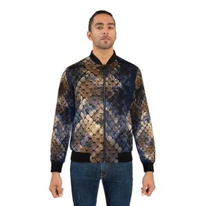 Può includere: Giacca bomber con un motivo unico. La giacca presenta un design a scaglie ripetuto in tonalità di blu, marrone e oro. Ha colletto, polsini e fascia in vita neri e una chiusura con cerniera a tutta lunghezza.