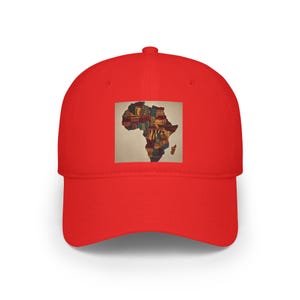 Pode incluir: Boné de beisebol vermelho brilhante com um mapa colorido da África. O mapa é uma colagem de vários padrões e cores, incluindo marrom, amarelo e azul. O boné tem uma viseira curva e uma coroa estruturada.