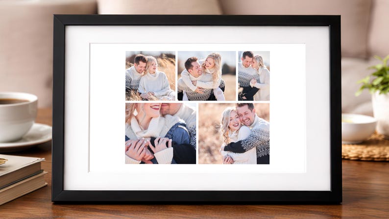 K&ouml;nnte beinhalten: Ein schwarzer rechteckiger Bilderrahmen mit wei&szlig;em Passepartout, der eine Collage aus f&uuml;nf separaten Fotos enth&auml;lt. Jedes Foto zeigt ein Paar in einer Au&szlig;enumgebung, das gemusterte Pullover tr&auml;gt und in verschiedenen Posen abgebildet ist.