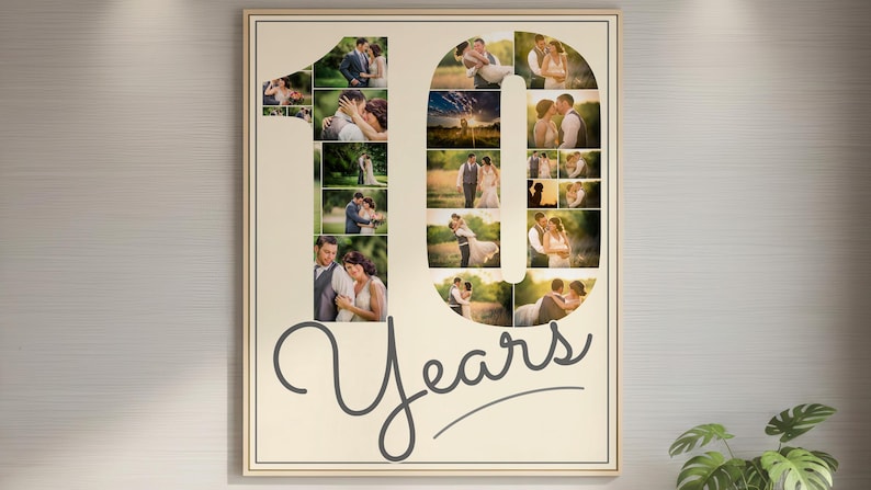 Puede incluir: Una impresi&oacute;n de arte mural rectangular que presenta un n&uacute;mero 10 grande compuesto por varias fotograf&iacute;as peque&ntilde;as de una pareja. El n&uacute;mero 10 est&aacute; sobre un fondo crema con la palabra Years escrita en cursiva gris oscuro debajo.