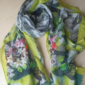 Bufanda botánica con estampado floral verde vibrante