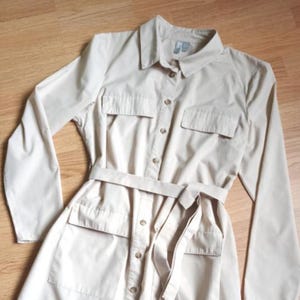 Vestido camisero con cuello abotonado en beige de ASOS Talla EE. UU. 10 Reino Unido 14 UE 42