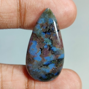 Może przedstawiać: Rustykalny drewniany szyld z napisem "Welcome to our home" białymi literami. Szyld ma postarzaną powierzchnię i prosty, zachęcający design, idealny do dekoracji wejścia.