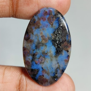 Puede incluir: Una taza de cerámica blanca con un asa negra y el texto "But First, Coffee" en negro, con una fuente de estilo manuscrito. La taza está sobre una superficie blanca.