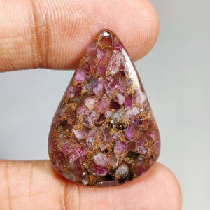 Cabochon naturel en forme de poire, cuivre rubis, pierre précieuse en vrac pour la fabrication de bijoux, dos plat, 24 carats. 34 x 24 x 4 mm T-3614