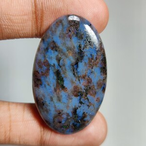 Peut inclure: Une tasse en céramique blanche avec une anse noire et l'inscription "But First, Coffee" en gras noir. La tasse est posée sur un fond flou, suggérant un cadre chaleureux.