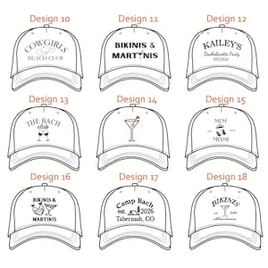 Puede incluir: Una colecci&oacute;n de nueve gorras de b&eacute;isbol blancas dispuestas en cuadr&iacute;cula, cada una con un dise&ntilde;o gr&aacute;fico negro &uacute;nico y texto que incluye frases como Cowgirls Beach Club, Bikinis & Martinis, Kailey's Bachelorette Party y Camp Bach.