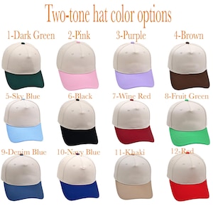 Op de afbeelding: Een raster van twaalf tweekleurige baseballpetten met gebroken witte kronen en gekleurde kleppen, genummerd van 1 tot 12 met tekst waaronder Dark Green, Pink, Purple, Brown, Sky Blue, Black, Wine Red, Fruit Green, Denim Blue, Navy Blue, Khaki en Red.