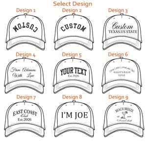 Op de afbeelding: Een raster van negen witte baseballpetten met zwarte lijntekeningen, elk met verschillende tekstopties waaronder Custom, Texas US State, From Arkansas With Love, Your Text Est. 2026, One Less LoneLee Girl, East Coast Club, I'm Joe en Beach Breeze.