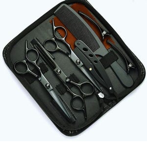 Puede incluir: Un kit de peluquería negro con varias herramientas, incluyendo tijeras, un peine y una navaja. Las herramientas están cuidadosamente dispuestas dentro de un estuche negro con cremallera. El kit está diseñado para el aseo profesional o personal.