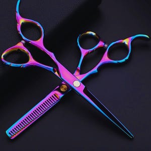 Ciseaux de barbier professionnels de 15 cm en acier japonais, ciseaux pour cheveux fins et de coupe Ciseaux de coiffure ergonomiques pour le salon et la maison.