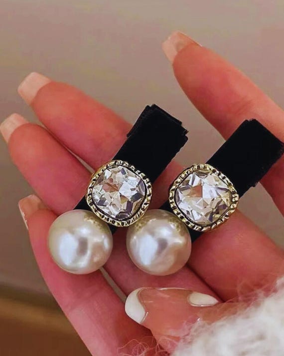 2pcs Pearl Small Fragrance Side Clip Headpiece for Women  display picture 3