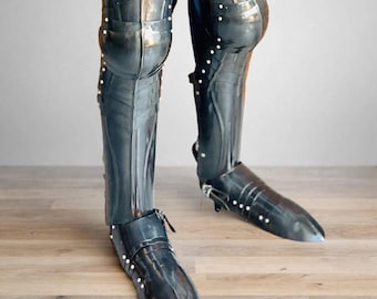 Armadura medieval para piernas con sabatones puntiagudos, grebas de caballero para cosplay, LARP y exhibición histórica.