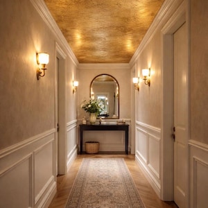 Handgemaakt goudkleurig behang | Vintage metalen plafondafwerking | Wandbekleding van echt bladgoud | Luxe ganginterieur