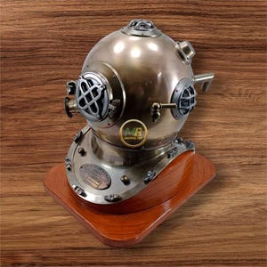 Vintage-inspirierter Taucherhelm mit Holzbasis: Antikes nautisches Dekor