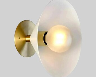 Aplique de pared de latón hecho a mano: Lámpara moderna de mediados de siglo con pantalla blanca