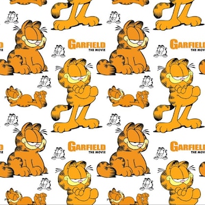Puede incluir: Un patrón repetido con el personaje de dibujos animados Garfield en varias poses. El gato naranja se representa sentado, de pie y acostado. Las palabras "GARFIELD THE MOVIE" también están presentes en el diseño, junto con pequeñas imágenes de Odie.
