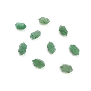 Op de afbeelding: Een verzameling kleine, groene aventurijnkristalpunten, elk met een dubbel beëindigde vorm. De kristallen zijn verspreid op een witte achtergrond, waarbij hun gefacetteerde oppervlakken en natuurlijke kleurvariaties worden getoond. Deze edelstenen zijn ideaal voor het maken van sieraden of kristal genezing.