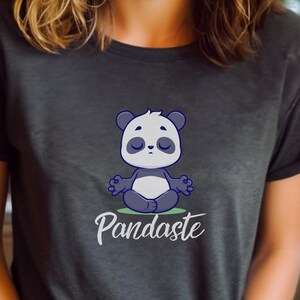 T-shirt unisexe « Panda Yoga » mignon, t-shirt de relaxation, cadeau pour les amoureux des animaux, t-shirt détente, parfait pour les anniversaires et les événements de yoga