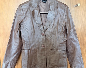 Blazer vintage Y2K para mujer, talla 6, de cuero genuino marrón chocolate, con dos botones, elegante y atemporal.