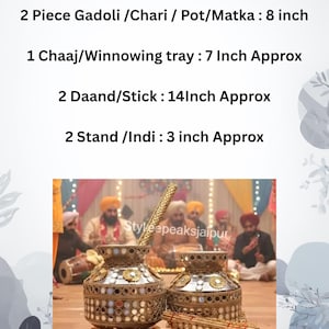 Puede incluir: Dos ollas Gadoli ornamentadas, cada una de aproximadamente 20 cm de altura, con detalles de espejo. La imagen tambi&eacute;n muestra una bandeja de aventar, palos y soportes. El texto dice "Foto de referencia solamente."