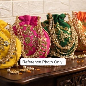 Peut inclure: Quatre pochettes à cordon en jaune, rose vif, vert foncé et orange, chacune ornée de broderies dorées complexes, de petits miroirs réfléchissants et d'une longue anse en fausses perles. Une étiquette blanche indique Reference Photo Only.