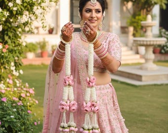 Witte en roze pioenroos bloemen Punjabi bruids kaleera met parels Latkan – traditionele Indiase bruiloft bloemensieraden voor Haldi, Mehndi en Sangeet