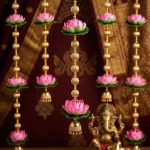 Op de afbeelding: Vijf verticale hangende slingers met afwisselend goudkleurige geribbelde bolvormige kralen en kunstmatige roze lotusbloemen met groene bladeren. Elke streng eindigt in een kleine goudkleurige bel. Tekst in de hoek luidt Reference Photo Only.