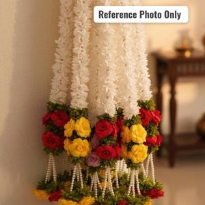 Painel suspenso (com cordão) de tecido artificial off-white com jasmim/mogra, rosas e pingente de pérola para decoração de casamento indiano, cerimônia de Haldi Mehndi.