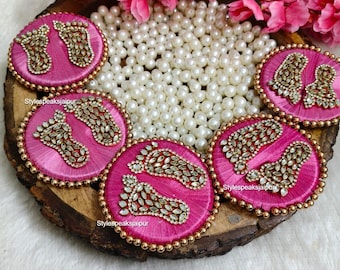 Kundan Lakshmi Charan Paduka / Mata Rani Feet / Ciondolo della prosperità per Diwali / Articolo decorativo spirituale / Cerimonia di inaugurazione della casa / Bomboniere religiose.