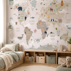 Pode incluir: Um grande mural de parede com um mapa-múndi ilustrado com animais, balões de ar quente e aviões. O mapa inclui legendas para continentes e oceanos numa paleta de cores neutras e suaves com tons de bege, cinzento e verde.