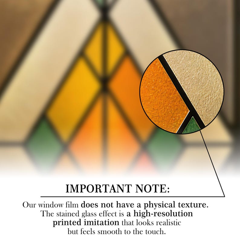 Puede incluir: Primer plano de una l&aacute;mina para ventana con efecto vidriera y dise&ntilde;o geom&eacute;trico. La l&aacute;mina presenta colores amarillo, naranja, verde y beige. El texto "IMPORTANT NOTE:" est&aacute; en la parte inferior, seguido de una descripci&oacute;n de la textura.