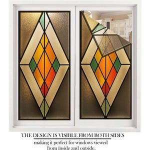 Puede incluir: Ventana de vidrieras con un dise&ntilde;o geom&eacute;trico. El dise&ntilde;o presenta formas de diamante en naranja, amarillo, verde y beige, enmarcadas por l&iacute;neas negras. El texto en la parte inferior dice: "THE DESIGN IS VISIBLE FROM BOTH SIDES".
