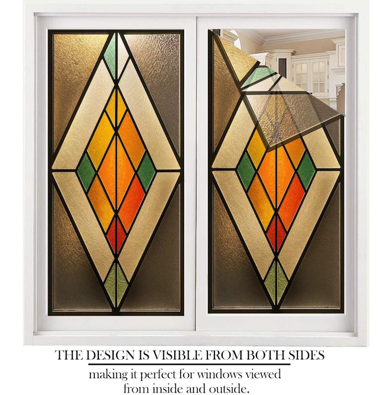 Puede incluir: Ventana de vidrieras con un dise&ntilde;o geom&eacute;trico. El dise&ntilde;o presenta formas de diamante en naranja, amarillo, verde y beige, enmarcadas por l&iacute;neas negras. El texto en la parte inferior dice: "THE DESIGN IS VISIBLE FROM BOTH SIDES".