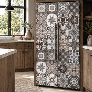 Peut inclure: Un réfrigérateur à deux portes doté d'un revêtement extérieur décoratif avec un motif répétitif de carreaux carrés dans des tons de bleu, marron, gris et blanc. L'appareil possède deux poignées verticales en métal foncé et un cadre en bois.