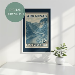 Pode incluir: Uma impressão emoldurada em estilo vintage com uma ilustração do rio Arkansas e da paisagem circundante. A impressão é um download digital e inclui o texto "ARKANSAS" e "U.S. POSTAGE". A paleta de cores é principalmente azul e bege.