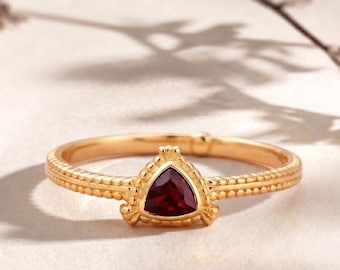 Anillo de granate talla trillón, anillo ajustable de oro de 18 quilates, joya de piedra natal de enero, regalo para ella.