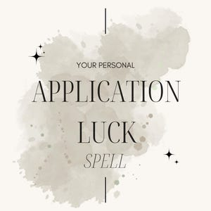 Op de afbeelding: Een afbeelding met de tekst "YOUR PERSONAL APPLICATION LUCK SPELL" in een schreefletter. De tekst is gecentreerd op een beige achtergrond met een aquarel-achtige wassing in grijstinten en groen. Decoratieve sterrenexplosies bevinden zich in de hoeken.