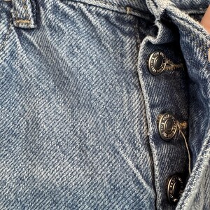 Jeans modello Mom Jeans Free People Distressed da donna, taglia 25, colore blu, vita alta, chiusura con bottoni, stile Y2K immagine 8