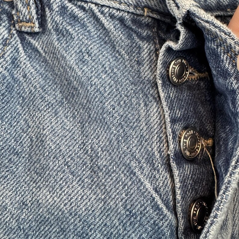 Jeans modello Mom Jeans Free People Distressed da donna, taglia 25, colore blu, vita alta, chiusura con bottoni, stile Y2K immagine 8