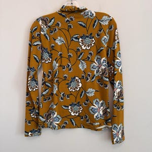 Top Maeve Anthropologie con cuello alto y estampado floral, talla XS, color mostaza, manga larga, nuevo con etiquetas, estilo bohemio. imagen 7