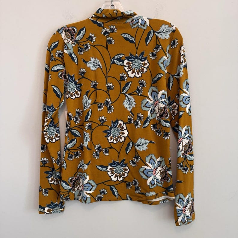 Top Maeve Anthropologie con cuello alto y estampado floral, talla XS, color mostaza, manga larga, nuevo con etiquetas, estilo bohemio. imagen 7