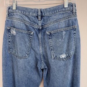 Jeans modello Mom Jeans Free People Distressed da donna, taglia 25, colore blu, vita alta, chiusura con bottoni, stile Y2K immagine 7