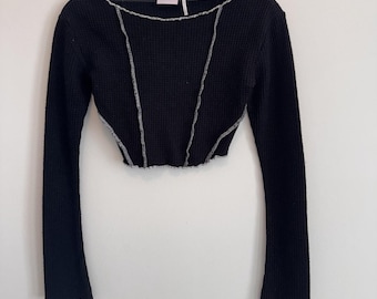 Top cropped de tecido waffle preto tamanho XS da Urban Outfitters, estilo anos 2000, feminino.
