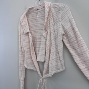 Cárdigan de punto estilo boho, color rosa marfil, abierto por delante, de Free People, talla XS. imagen 4