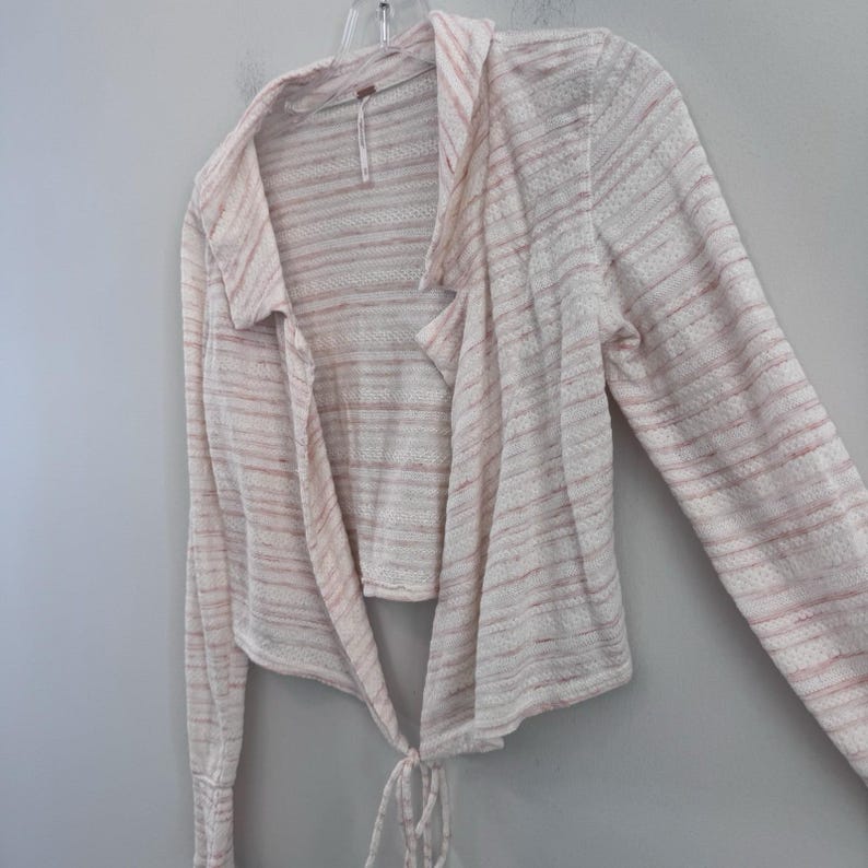Cárdigan de punto estilo boho, color rosa marfil, abierto por delante, de Free People, talla XS. imagen 4
