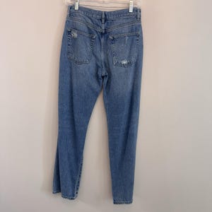 Jeans modello Mom Jeans Free People Distressed da donna, taglia 25, colore blu, vita alta, chiusura con bottoni, stile Y2K immagine 4