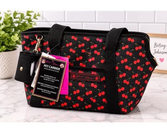 Betsey Johnson hondendraagtas met kersenprint draagtas hond kat reistas, adviesprijs € 98,-