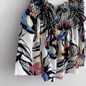 Top tomara que caia estilo boho camponês com modelagem franzida em rayon da Free People. imagem 3