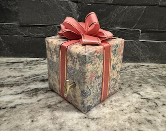 Vintage Musical Treasures Music Box- Tested and Works!